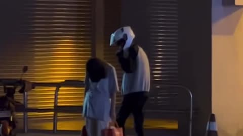 “詭異的定格現象03_台灣 ”這是什麼情況？為何街上開始出現越來越多這樣恐怖的停機、定格狀態？這位女性，大半夜的…披髮、垂頭站立在街上！