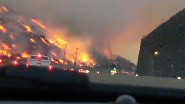 Dramatic footage captures intense Skirball Fire from 405 freeway