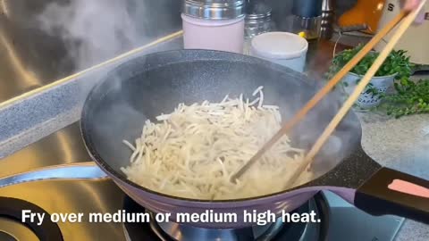 Fry the beansprouts