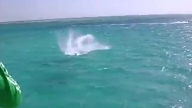 Kitesurf crash on a boat