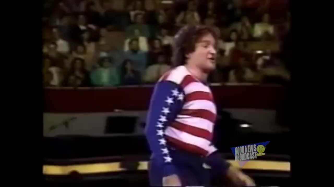 Robin Williams Gives an Emotional Tribute to the American Flag - Stadium Goes Wild