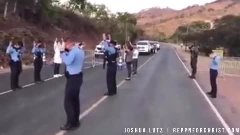 THESE POLICE OFFICERS PRAY & WORSHIP JESUS IN THE STREETS!