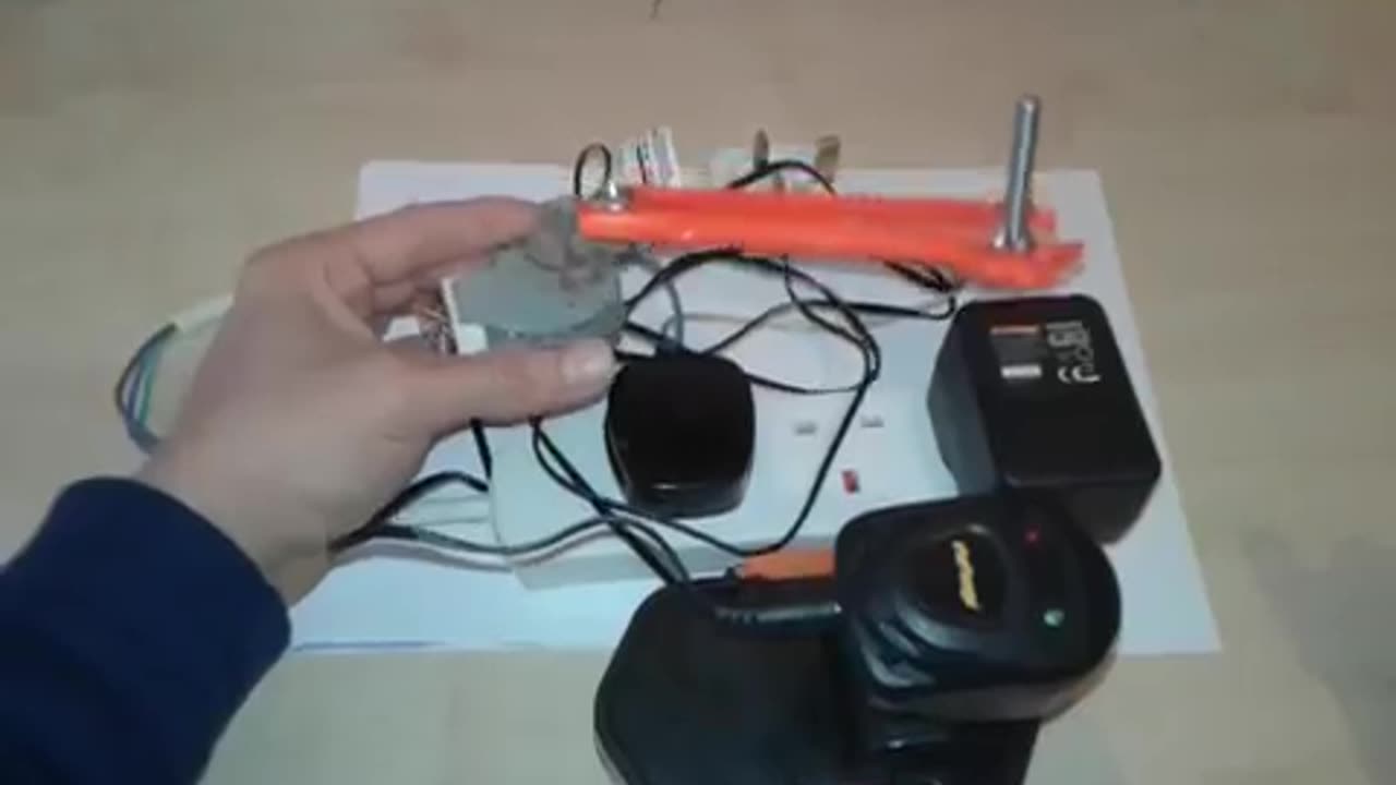 ELECTRIX Homemade 220v hand crank generator from microwave oven motor