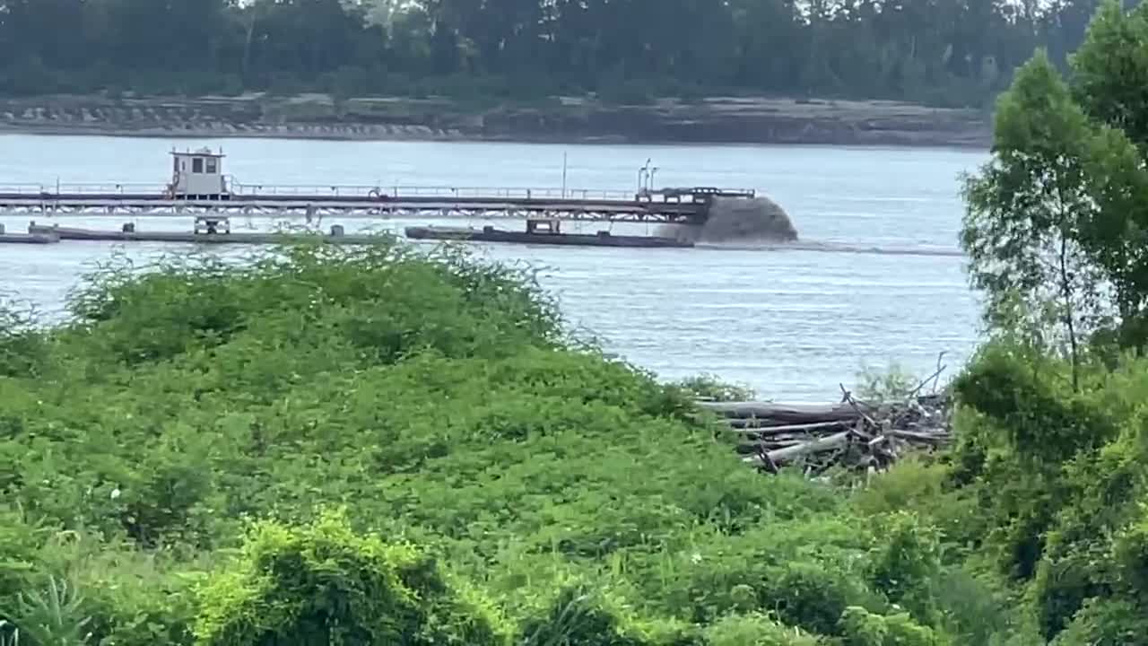 WORKING ON THE MISSISSIPPI RIVER BRUSLY LOUISIANA USA