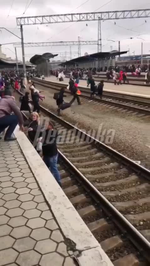 Ukrainians continue to leave the city - this is how the station of the city looks now