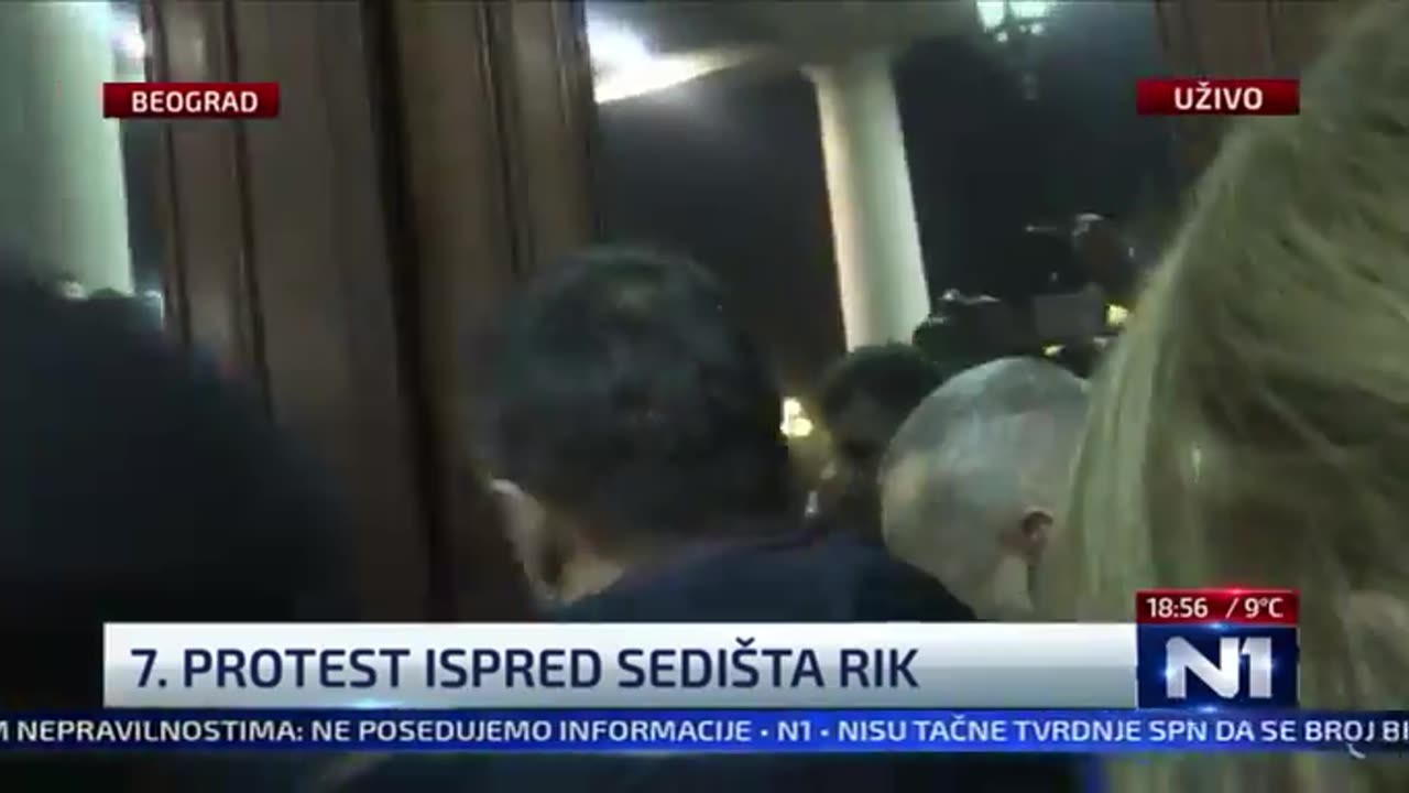 Serbia në kaos, protestuesit tentojnë të futen brenda Kuvendit