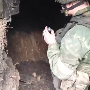 Russische Soldaten nehmen Gefangenen