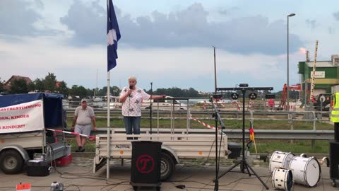 Wolgast - Giesela spricht zu den Versammlungsteilnehmern 16-08-2022