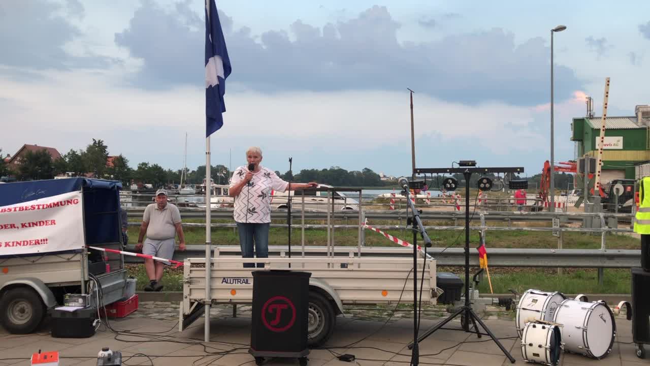 Wolgast - Giesela spricht zu den Versammlungsteilnehmern 16-08-2022