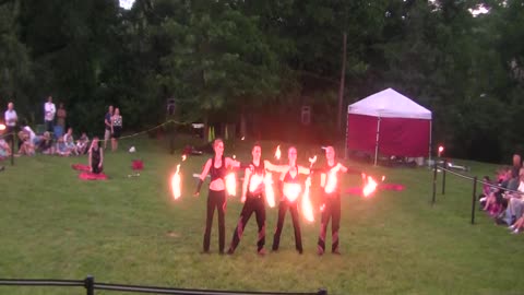 Emocionante presentación con fuego deslumbra a la multitud