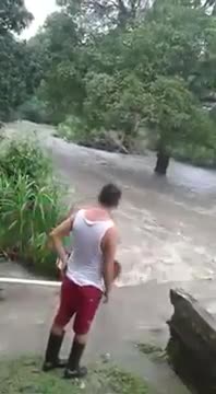 No duda un segundo en saltar al torrente mortal al ver que su amado perrito luchaba por su vida