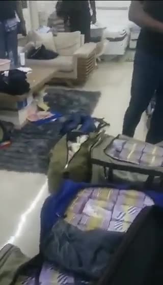 Kufry peněz nalezené revulucionáři v sídle prezidenta Gabonu