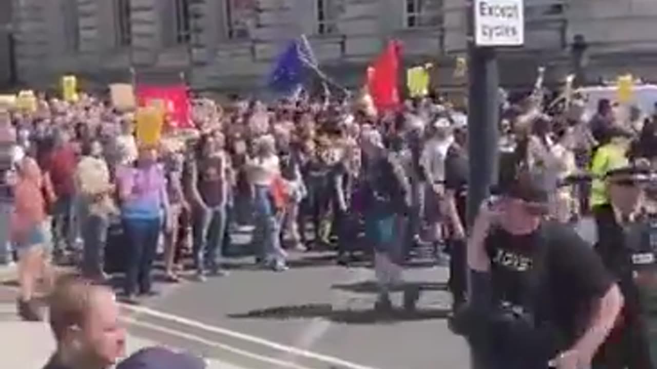 Police deliberately guide Left Protesters towards those deemed ‘Far Right’