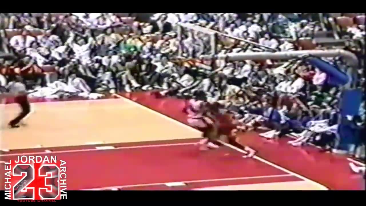 Michael Jordan - Tip-Off Kiss The Rim Dunk (1987)