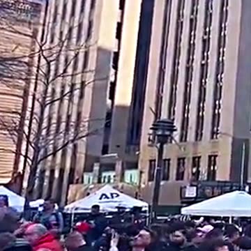 (4/Apr/2023) Supporting Their President in New York