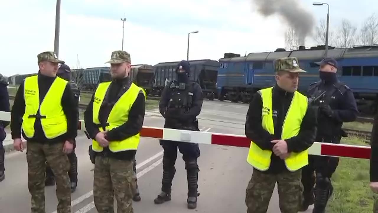 Farmers attempt to block railway where Ukrainian grain enters Poland