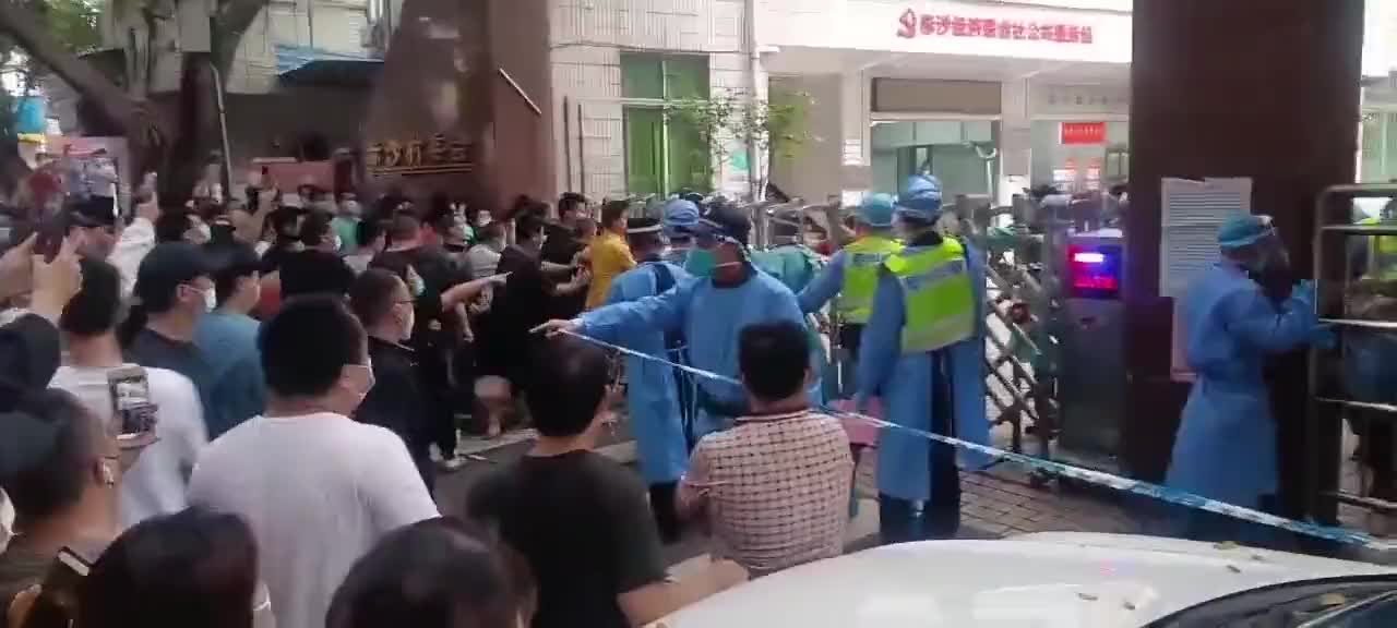 Anti-Lockdown Protestors Topple Barricade in Front of CCP Authorities in Guangzhou, China