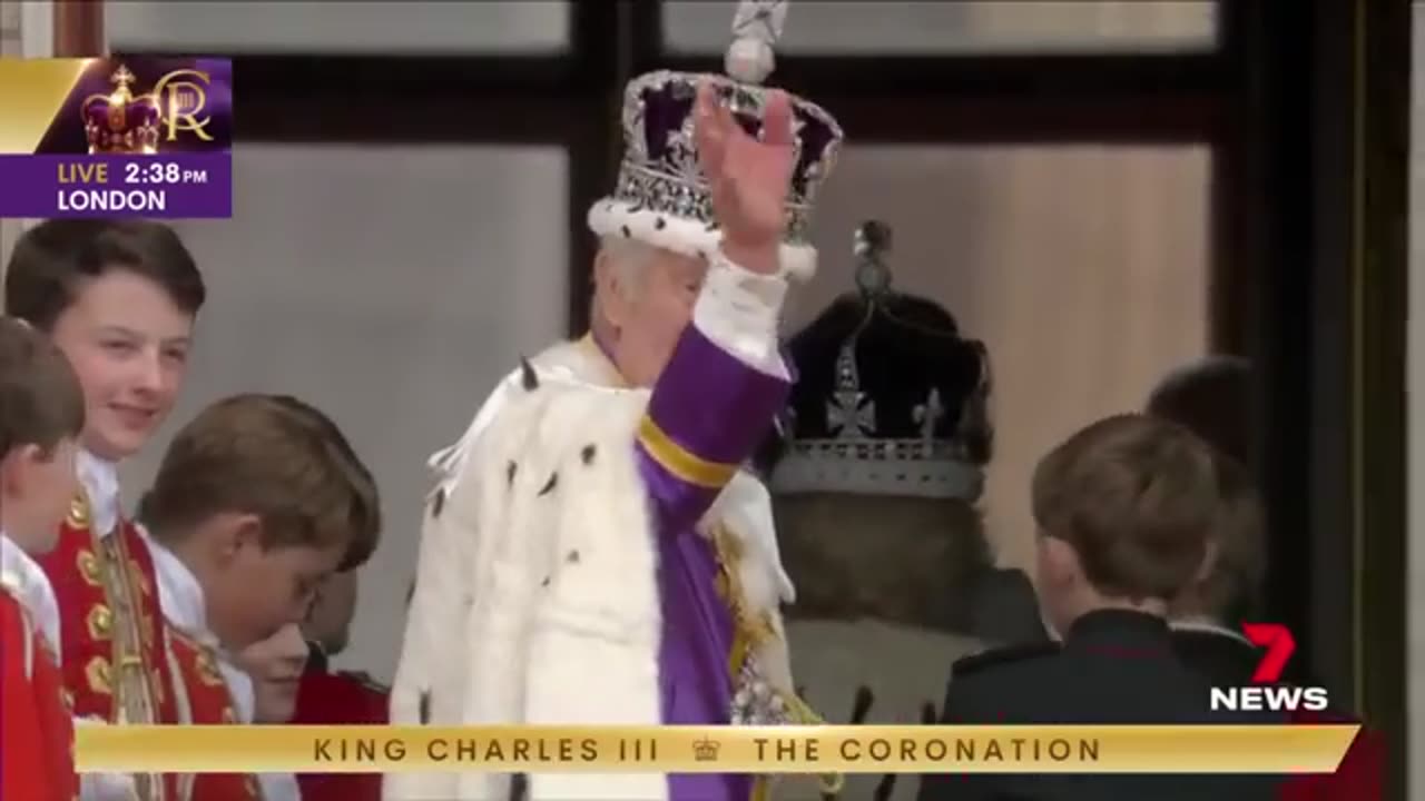 The king and Queen on Balcony of Buckingham