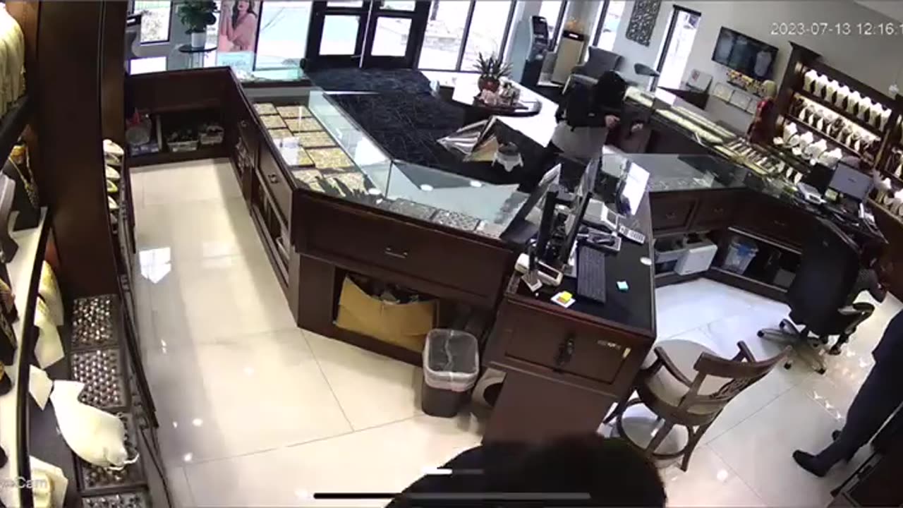 Jewelry store near Chicago robbed at gunpoint