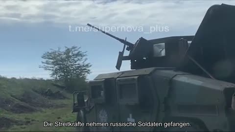 Die Streitkräfte nehmen russische Soldaten gefangen.