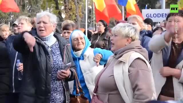 A Chisinau (Moldavia) i manifestanti si scontrano con la polizia ( e carabinieri )