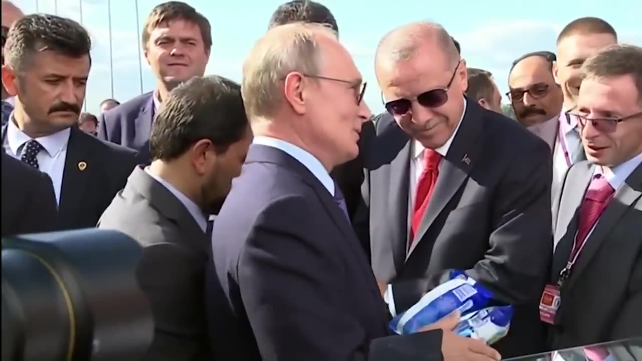 Putin buys Erdogan ice cream, shows off new Su-57 fighter jet during visit to Russia