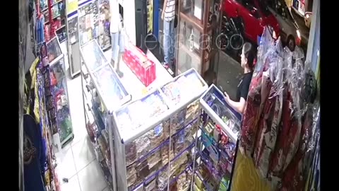 Hombre que era perseguido a 'cuchillo' se escondió en un establecimiento comercial en Bucaramanga