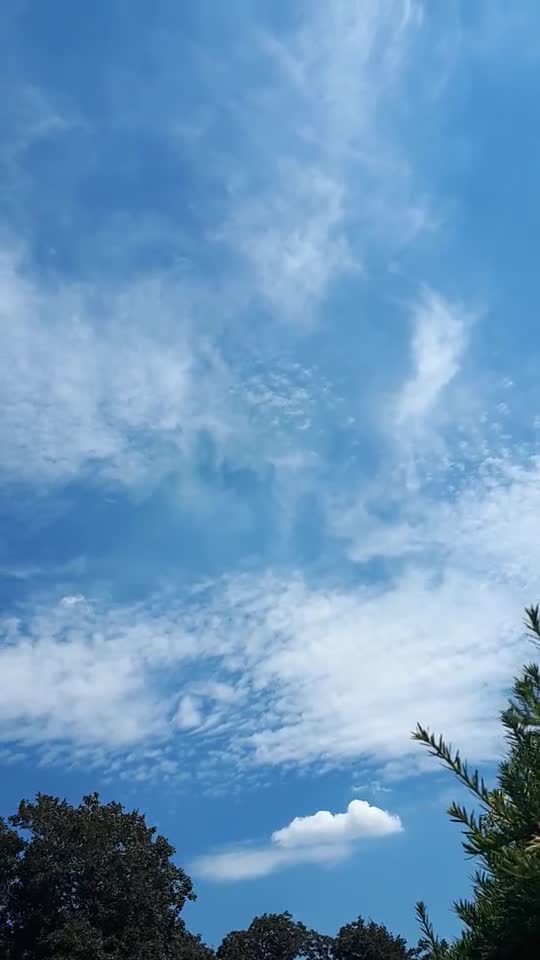 Himmel in Berlin am 27. Juni 2022 um 13:40 Uht