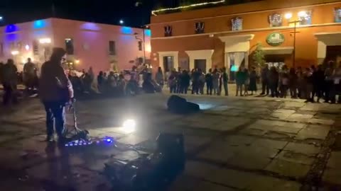 Messico: Artista di strada incanta con - musica italiana nel mondo