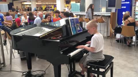 Amazing airport pianist- Harrison aged 11 plays Ludovico Einaudi cover Nuvole Bianche