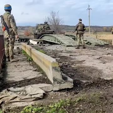 Bakhmut: Ukrainians set up a pontoon to fix the freshly bombed bridge