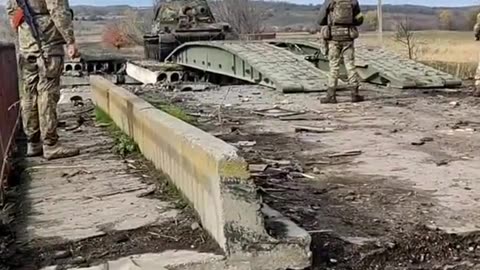 Bakhmut: Ukrainians set up a pontoon to fix the freshly bombed bridge