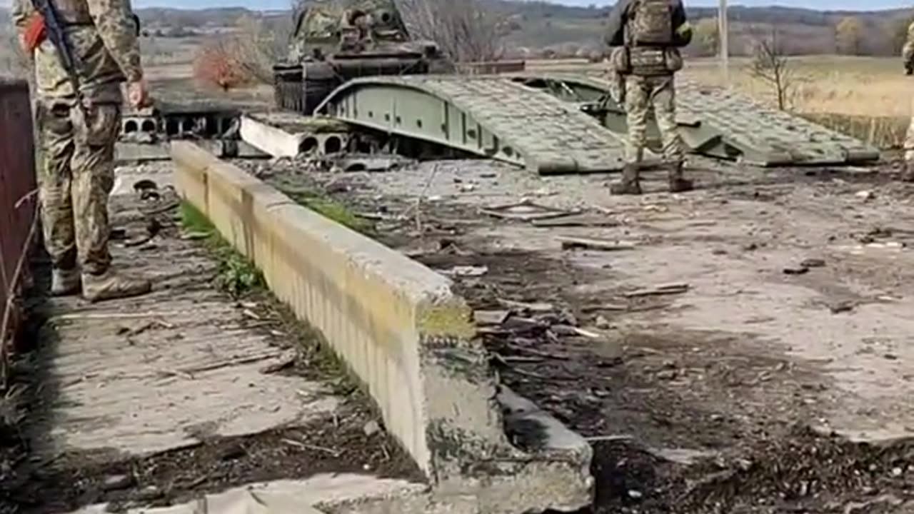 Bakhmut: Ukrainians set up a pontoon to fix the freshly bombed bridge