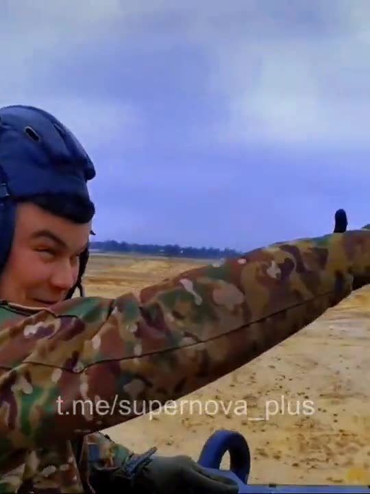 Ukronazi demonstrates how to use the ridge to "turn left" on a Leopard tank.