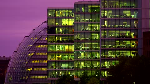 London city hall at dusk