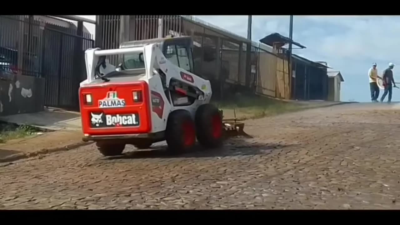 Bobcat fazendo limpeza nas ruas de calçamento com a Bobcat