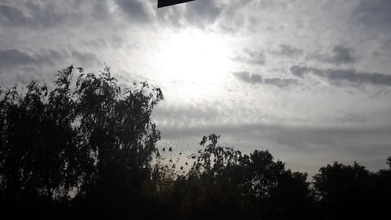 Himmel in Berlin am 11.10.2023 um 11:30 Uhr