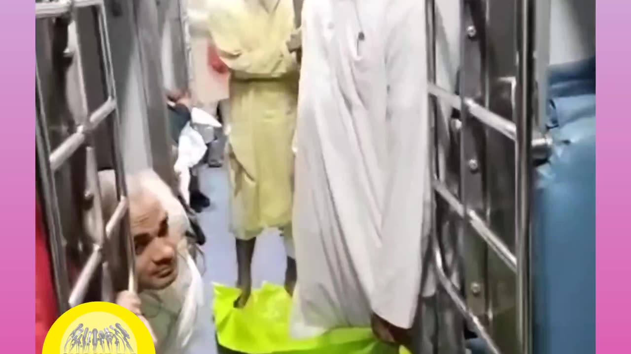 Train mein namaaz padte hue