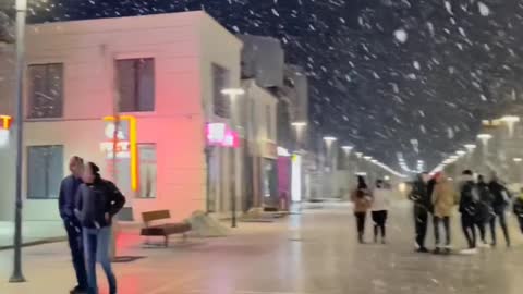 ut mentioning the snow, how to describe the snow is very big? Please desc