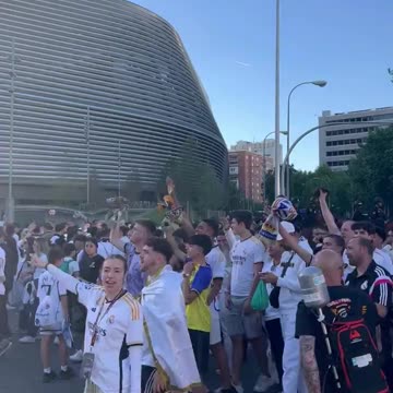 "Xavi stay!" - Real Madrid fans jokes