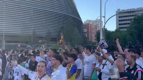 "Xavi stay!" - Real Madrid fans jokes