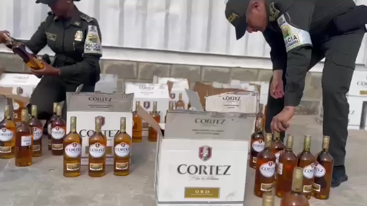 Autoridades aprehenden botellas de licor
