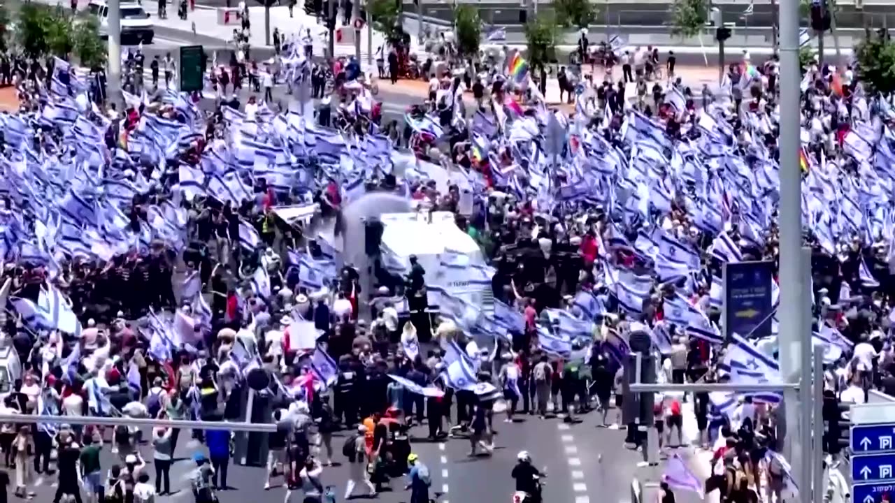 Israeli police disperse protesters with water cannon