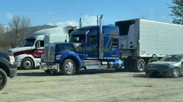 Live - The Peoples Convoy - Heading Through Portland Toward Washington