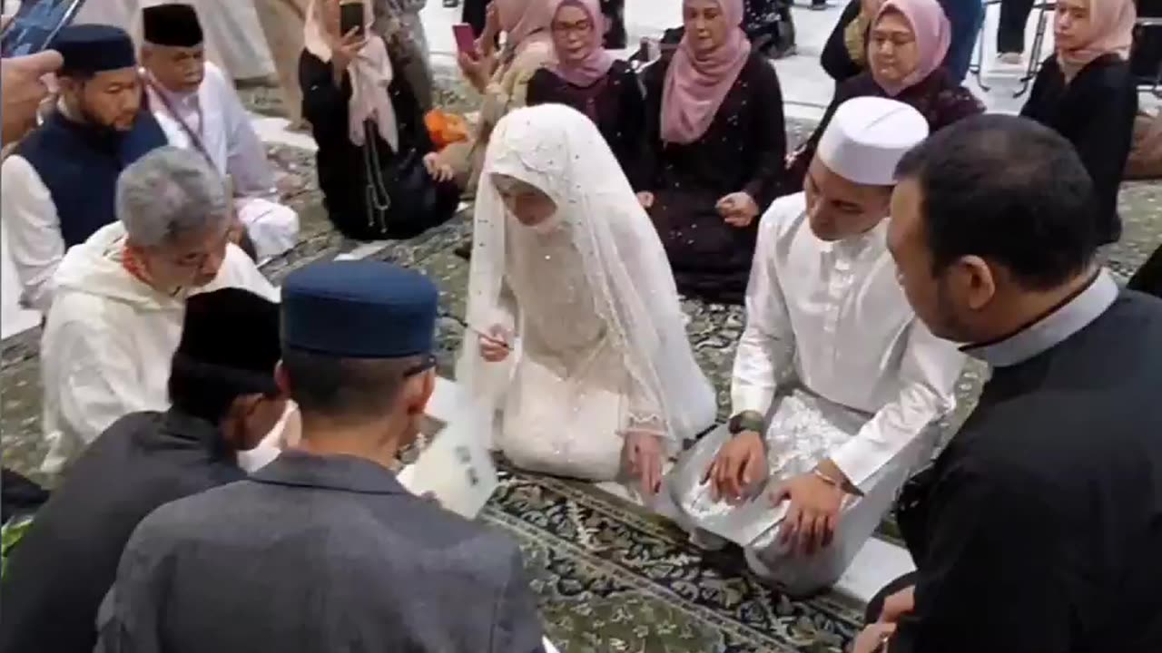 Masha'Allah the scene of the Indonesian couple's marriage in Baitullah Sharif