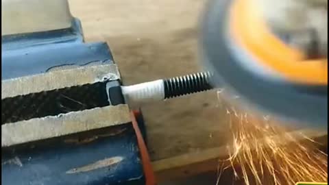 Manual hole opener