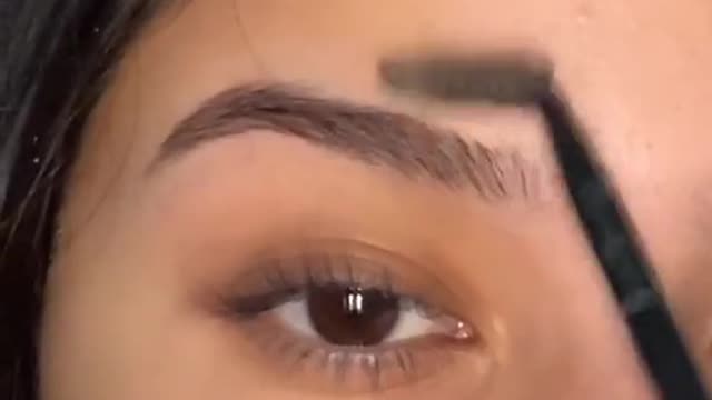Eyebrow grooming with a razor 🥰
