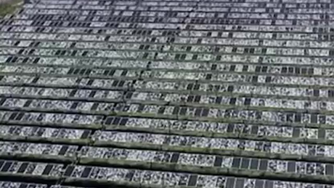 우박 한번에, 네브라스카의 14,000개의 태양광 패널이 파손되어, 몇 분 만에 유독성 잔해 더미로 변해.avi