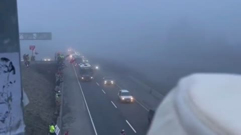 🇨🇦Go Canada Truckers caravan to Ottawa are being cheered everywhere