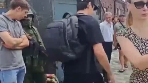 Civilians in Rostov are bringing food and beverages to Wagner fighters.